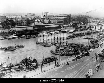 Shanghai - China Ein allgemeiner Blick auf die Stadt und den Soochow Creek von der Spitze des Astor House. Juni 1925 Stockfoto