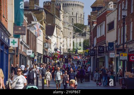 Windsor, Großbritannien. September 2024. Geschäftige Peascod Street, Stadtzentrum von Windsor. Quelle: Vuk Valcic/Alamy Stockfoto