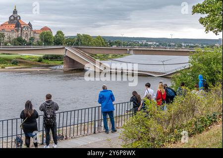 Zuschauer beim Brückeneinsturz in Dresden, Sachsen Stockfoto