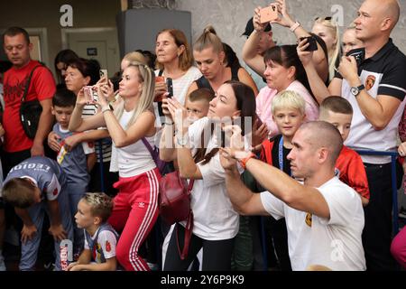 ODESSA, UKRAINE - 21. September 2024: Kinderjugendsport. Emotionale Eltern machen Fotos von den Gewinnern ihrer Kinder auf ihrem Phon Stockfoto