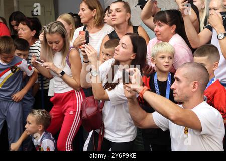 ODESSA, UKRAINE - 21. September 2024: Kinderjugendsport. Emotionale Eltern machen Fotos von den Gewinnern ihrer Kinder auf ihrem Phon Stockfoto
