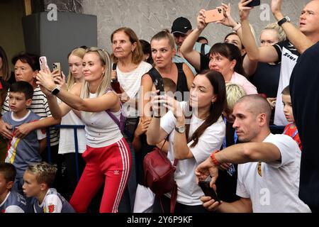 ODESSA, UKRAINE - 21. September 2024: Kinderjugendsport. Emotionale Eltern machen Fotos von den Gewinnern ihrer Kinder auf ihrem Phon Stockfoto
