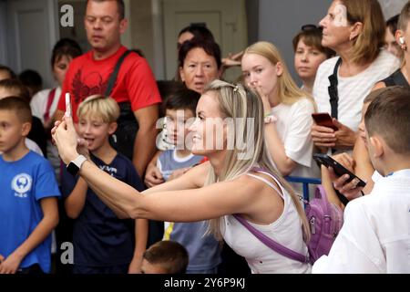ODESSA, UKRAINE - 21. September 2024: Kinderjugendsport. Emotionale Eltern machen Fotos von den Gewinnern ihrer Kinder auf ihrem Phon Stockfoto