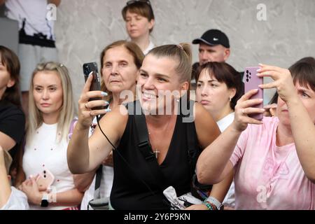 ODESSA, UKRAINE - 21. September 2024: Kinderjugendsport. Emotionale Eltern machen Fotos von den Gewinnern ihrer Kinder auf ihrem Phon Stockfoto
