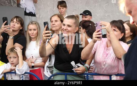ODESSA, UKRAINE - 21. September 2024: Kinderjugendsport. Emotionale Eltern machen Fotos von den Gewinnern ihrer Kinder auf ihrem Phon Stockfoto
