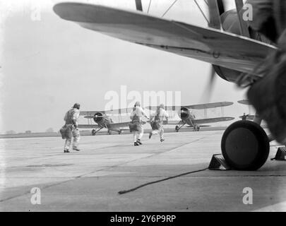 R.A.F. Empire Air Day Probe, Biggin Hill, Piloten laufen zu den Waiting Gauntlets der 32 und 79 Squadron. 1937 Foto von John Topham Stockfoto