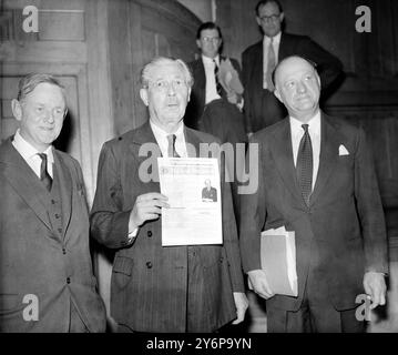 London: Der Vorsitzende der Konservativen und Unionistischen Partei Harold Macmillan (Mitte) hält das Parteiprogramm "die nächsten fünf Jahre" auf, als er heute das Church House Westminster mit dem Parteivorsitzenden Lord Hailsham (links) und Innenminister R.A. Butler verlässt. Alle drei waren auf einer Pressekonferenz, dort ist das Wahlprogramm. 11. September 1959 Stockfoto