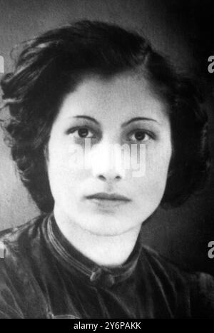 Sie gewann das George Cross. Das George Cross wurde posthum an Noor Inayat Khan von der Royal Air Force der Frauen verliehen . Miss Inayat Khan war die erste Funksprecherin, die in das vom Feind besetzte Frankreich eingedrungen wurde. Sie wurde von der Gestapo gefangen genommen und im September 1944 im Alter von 30 Jahren in Dachau erschossen. Obwohl sie ständig von den Deutschen gesucht wurde, die sie unter ihrem Codenamen Madeleine kannten, wollte sie ihren Posten nicht verlassen. Miss Inayat Khan war die Tochter des verstorbenen Premierministers Inayat Khan, Professorin für Philosophie und Psychologie an der Universität Paris, und sie war e Stockfoto