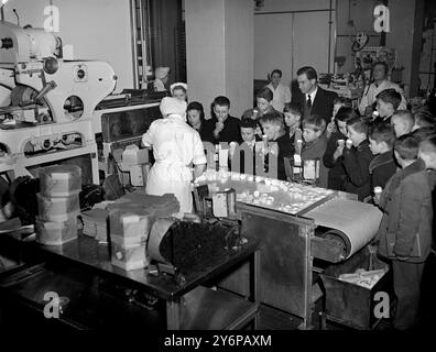 Besuch der Eisfabrik J Lyons and Company 1952 Stockfoto