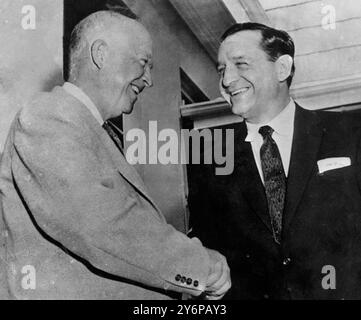 Der Gouverneur Faubus von Arkansas sprach heute mit Präsident Eisenhower in Newport , Rhode Island , über die Segregationskrise in Little Rock , bei der die Truppen des Gouverneurs schwarze Schüler am Eintritt in die High School hinderten . Eisenhower ( links ) schüttelt Gouverneur Faubus die Hand , als sie sich heute trafen . 14. September 1957 Stockfoto