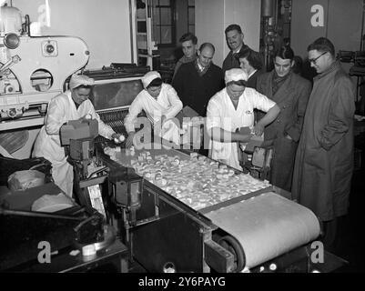 Besuch der Eisfabrik J Lyons and Company 1952 Stockfoto