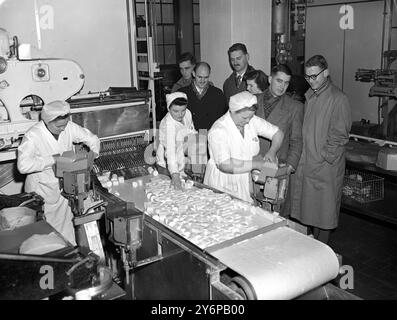 Besuch der Eisfabrik J Lyons and Company 1952 Stockfoto