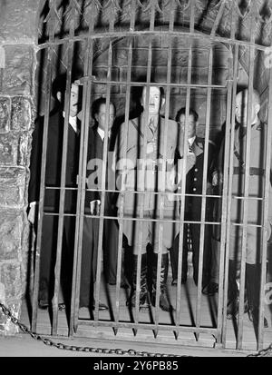 DIKTATOREN HINTER GITTERN BEI TUSSAUD's gesehen hinter Gefängnisbars und Madame Tussauds Wachsfiguren-Ausstellung in London: Von links nach rechts: Adolf Hitler; Hermann Goering und Benito Mussolini. Oktober 1949 Stockfoto