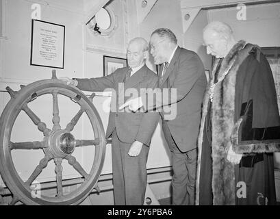 CONRAD WHEELE PRÄSENTIERTE MEISTER MARINERS ' COMAPNY das Lenkrad der Barke ' Otago ' , das erste Kommando von Jospeh Conrad , dem Seemann-Autor , wurde der ehrenwerten Kompanie von Master Marinas übergeben. Die Präsentation wurde von Herrn Christopher Morley, der amerikanische Schriftsteller und Fernsehsender. Die Otaga wurde 1869 in Glasgow gebaut und von 1888 bis 1889 von Genosse kommandiert. Das Rad wurde aus dem ganzen alten Schiff gebracht, abgesteckt Stockfoto