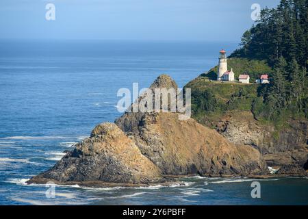 Ein malerischer Blick auf den Heceta Head Lighthouse an der Küste Oregons mit felsigen Klippen und dem Pazifischen Ozean Stockfoto
