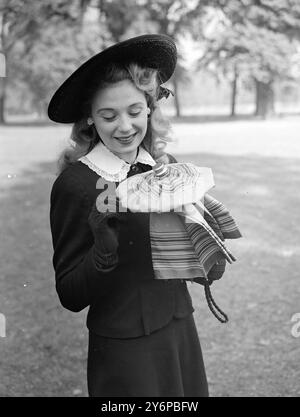 REGENSCHIRM ZUM ERINNERN Frauen, die Dinge verlieren (insbesondere Regenschirme) und diejenigen, die ein Auge für neuartiges Zubehör haben, werden sich gleichermaßen für den neuen britischen Teleskopschirm Growy interessieren. Wenn der Schirm geöffnet ist, hat er eine normale Größe, aber wenn er Teleskop ist, misst er nur 12 Zoll und kann daher in einer Handtasche oder einem Warenkorb verstaut werden. Es ist daher weniger wahrscheinlich, dass sie versehentlich von einem vergesslichen Besitzer irgendwo liegen gelassen wird. Die Mitte des Schirms besteht aus einer leichten Legierung; die Abdeckung besteht aus hochwertigem Material mit einer Vielzahl von Farben und Designs. Das Gewicht des Schirms Stockfoto