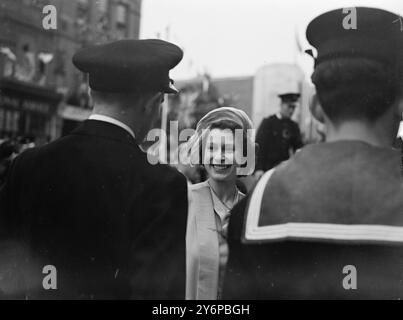 PRINZESSIN ELIZABETH GRÜSST KADETTENWACHE Prinzessin Elizabeth legte heute den Grundstein für den Wiederaufbau der Pfarrkirche St. Peter and St Paul, Bromley, Kent, das 1941 durch Bombenangriffe zerstört wurde. Das westliche Schiff wird hoffentlich in 18 Monaten fertiggestellt sein, aber es wird noch einige Jahre dauern, bis die Kirche vollständig wieder aufgebaut ist. Die Kosten für den Wiederaufbau werden voraussichtlich 80 000 £ betragen. Nur der normannische Turm ist von der ursprünglichen Struktur erhalten. Bei der heutigen Zeremonie wurden Prinzessin Elizabeth Reliquien gezeigt, die aus den Trümmern der alten Kirche geborgen wurden, einschließlich des c Stockfoto