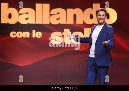 Roma, Latium. September 2024. Rom, Italien. 26. September 2024; Bild links nach rechts, Massimiliano Ossini besucht TV Broadcast Ballando con le Stelle photocall, AllShotLive Credit: SIPA USA/Alamy Live News Stockfoto