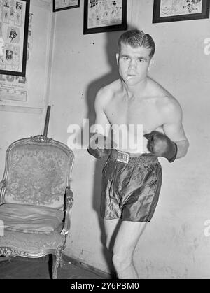 Am Tag nach seiner Ankunft in Großbritannien trainierte Pete Meade, ein amerikanischer Mittelgewichtsboxer aus Arkansas, am Jack Solomons West End of London für sein Match gegen Dave Sands, Empire und australischer Mittelgewichtsmeister, am 11. Oktober in der Harringay Arena im Norden Londons. Mead, der mit der US-Armee in England war und auf seiner Rückkehr professioneller Boxer wurde, hat 33 von 41 Spielen gewonnen. DAS BILD ZEIGT: PETE MEADE, kämpfend fit, im Solomons Gymnasium. Oktober 1949 Stockfoto