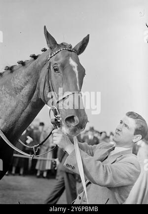 PRINZESSIN ELIZABETH's RACEHORSE - ASCOT-LAUFEXPERTEN hier ist Astrachan, das erste Rennpferd im Besitz von Prinzessin Elizabeth, geritten von Tommy Byrne, der zum ersten Mal die Rennfarben der Prinzessinnen zeigt (Sternchen, lila Spitzen Ärmel und schwarz, doppelt getasselt), Berks. Die zweijährige Stute, ein Hochzeitsgeschenk an die Prinzessin aus dem Aga Khan, widersetzt sich Prophezeiungen von Rennexperten, als sie am ersten Tag des Oktobertreffens in Ascot das zweite Rennen in den W Sandwichpfählen auf sechs Furlongs lief. DAS BILD ZEIGT: Astrachan, Prinzessin Eliz Stockfoto