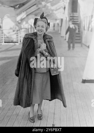 ES IST BONNY, SAGT BONITA. Die Filmschauspielerin BONITA GRANVILLE , die schwere Armbänder an beiden Handgelenken trägt , verschließt ekstatische Hände beim Anblick Großbritanniens , als sie an Bord des Cunard White Star Liners " Queen Elizabeth " aus New york nach Southhamprton eintrifft . Im Privatleben ist Bonita Mrs . Jack Wrather . Oktober 1949 Stockfoto