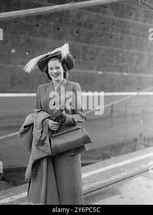 BUSINESS-OUTFIT Eine Frau mit starkem Charakter und Charme ist Mrs.W.J. Lorrimer aus Barrow-on-Soar, Leicestershire, hier abgebildet, als sie von der Cunard White Star-Linerin Queen Elizabeth nach Southampton zurückkehrte, von einer Amerikanreise mit ihrem Mann, einem prominenten Geschäftsmann. Obwohl sie, wie alle Frauen, gute Kleidung liebt, widersetzte sie der Versuchung, während sie in den Staaten war und kehrte nach England zurück in dem hübschen und attraktiven Outfit, das sie gekauft hatte, bevor sie ging. Oktober 1949 Stockfoto