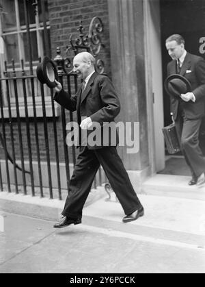 PREMIER GEHT ZUR ABWERTUNGSDEBATTE der Premierminister , Herr . CLEMENT ATTLEE verließ die Downing Street in London auf dem Weg zum Unterhaus , wo er die Dringlichkeitsdebatte über die Abwertung des Pfundes und die Washington-Beschlüsse veranstaltete . 27. September 1949 Stockfoto