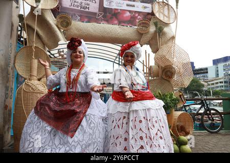 salvador, bahia, brasilien - 25. september 2024: Frauen in typisch bahianischen Kleidern werden in Salvador gesehen. Stockfoto