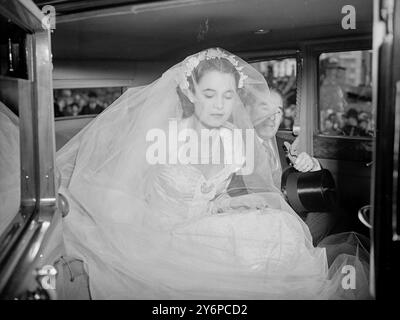 EARL's BRIDE GEHT IN DIE KIRCHE Miss MARION STEIN , 22-jährige österreichische Braut des Earl of Harewood als sie ihr Zuhause verließ Melbury Court , Kensington , London , begleitet von ihrem Vater Mr . Erwin Stein für die Hochzeit in St. Mark's Church, North Audley Street, London. Das Brautkleid ist aus weißem und silbernem französischem Brokat mit einem federleichten Design in Silberfäden . Der Schleier wurde ihr von der Prinzessin Royal, der Mutter des Bräutigams, lieh. 29. September 1949 Stockfoto