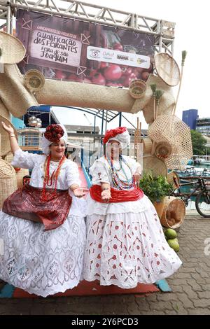 salvador, bahia, brasilien - 25. september 2024: Frauen in typisch bahianischen Kleidern werden in Salvador gesehen. Stockfoto