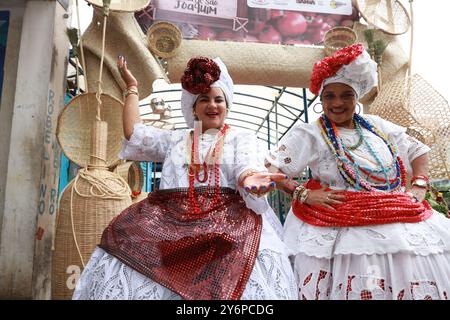 salvador, bahia, brasilien - 25. september 2024: Frauen in typisch bahianischen Kleidern werden in Salvador gesehen. Stockfoto