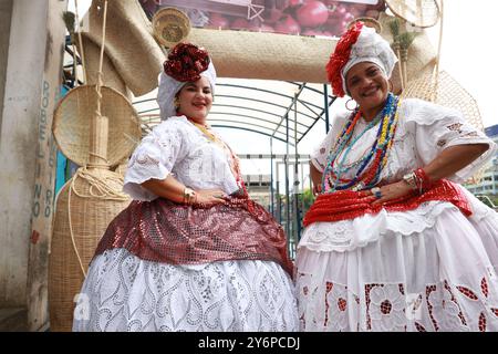 salvador, bahia, brasilien - 25. september 2024: Frauen in typisch bahianischen Kleidern werden in Salvador gesehen. Stockfoto