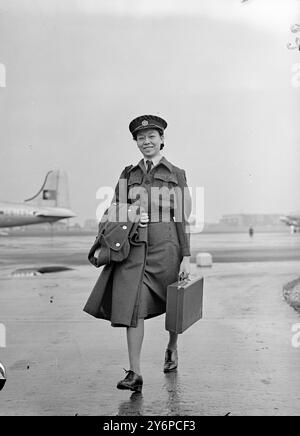 CHINESISCHER VERTEIDIGER . Die Royal Air Force veranstaltete eine inländische " Luftbrücke " , als sie Flugbesatzungen und W.R.A.F. ( Hilfskräfte ) von Northolt ( Middlesex ) zu ihren Einsatzbasen für den Wochenendausflug " Exercise Bulldog " flogen . Die Herbstübung , an der Flugzeuge von Western Union , die amerikanische Luftwaffe , die britischen Kampfflugzeuge , Bomber und Flugabwehrkommandos beteiligt sind , soll den Bomberkräften Erfahrung bei Tag - und Nachtangriffen auf stark verteidigte Ziele geben . DAS BILD ZEIGT: LILIAN SOH , ein chinesisches Mädchen, das in Malaya geboren wurde und jetzt Mitglied der Hilfsorganisation der Women's Air Force ist. Stockfoto