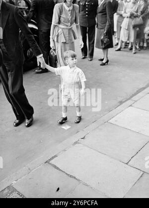 PAGE , 3 JAHRE ALT , BEI DER HOCHZEITSPROBE IN HAREWOOD , befragt der dreijährige MALCOLM NIGEL FORBES , der bei der Hochzeit des Earl of Harewood mit Miss Marion Stein pünktlich sein wird , die Menge vor St. Mark's Church , North Audley Street , London , als er an der Probe der Hochzeit teilnahm . Malcolm ist der Sohn des Meisters von Forbes und Enkel von Lord Forbes. 28. September 1949 Stockfoto