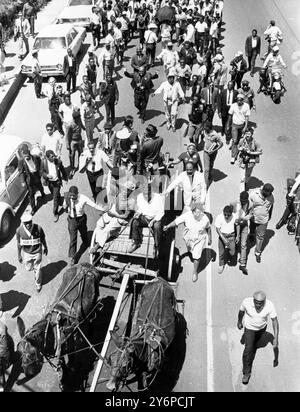 Ein mit Maultieren gezogener Farmwagen , ähnlich dem, der letzten Monat in Atlanta , Georgia , verwendet wurde , um die Leiche des ermordeten Bürgerrechtschefs Dr. Martin Luther King Jr in einem Trauerzug zu tragen , rollt am 2 . Mai an der Spitze einer Gruppe von Demonstranten , während der Marsch der Armen auf Washington offiziell in Gang kommt . Das Projekt soll Tausende von Armen aus städtischen und ländlichen Slums im ganzen Land zu Demonstrationen in Memphis, Tennessee, USA, bringen, .7. Mai 1968 Stockfoto