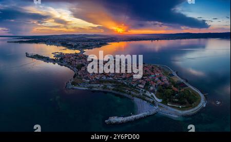 Blick aus der Vogelperspektive auf die Altstadt von Nessebar, Bulgarien bei Sonnenuntergang Stockfoto