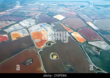 Yancheng, China. September 2024. Der farbenfrohe Salzsee in Yuncheng, China, am 26. September 2024. (Foto: Costfoto/NurPhoto) Credit: NurPhoto SRL/Alamy Live News Stockfoto