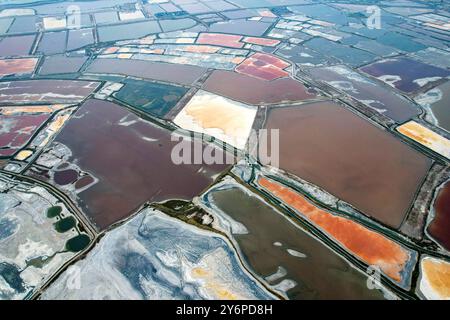 Yancheng, China. September 2024. Der farbenfrohe Salzsee in Yuncheng, China, am 26. September 2024. (Foto: Costfoto/NurPhoto) Credit: NurPhoto SRL/Alamy Live News Stockfoto