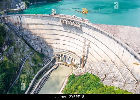 Wasserkraftwerk Inguri in Georgien. Luftaufnahme von der Drohne des riesigen Wasserdamms. Wasserkraftwerk am Fluss Inguri. Stockfoto