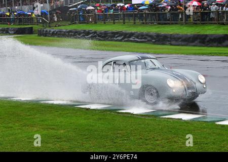 Eine große Sprühwolke, Myles Poulton, Porsche 356, Fordwater Trophy, ein fünfundzwanzig-minütiges Rennen für serienbasierte GT- und Sportwagen Stockfoto