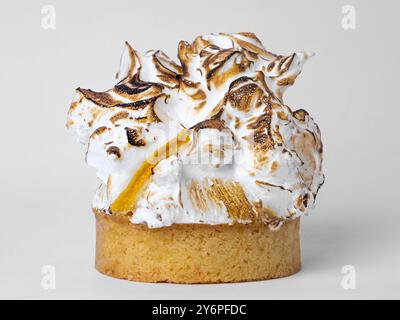 Kleiner Kuchen mit einer Schicht Schlagsahne und einer Schicht Meringue Stockfoto