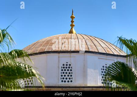 Kusadasi, Türkei - 1. September 2024: Die imposante Kuppel der Öküz Mehmed Pascha Moschee in Kusadasi, mit einem goldenen Ornament auf der Spitze, strahlt in der Sonne und steht symbolisch für die religiöse Architektur und Kultur der Region *** die beeindruckende Kuppel der Öküz Mehmed Pascha Moschee in Kusadasi, mit einem goldenen Ornament auf der Spitze, strahlt in der Sonne und steht symbolisch für die religiöse Architektur und Kultur der Region Stockfoto