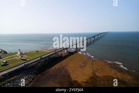 Die Confederation Bridge (französisch Pont de la Confédération) ist eine Kastenträgerbrücke, die den Trans-Canada Highway über die Abegweit Passage führt Stockfoto