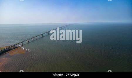 Die Confederation Bridge (französisch Pont de la Confédération) ist eine Kastenträgerbrücke, die den Trans-Canada Highway über die Abegweit Passage führt Stockfoto