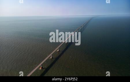 Die Confederation Bridge (französisch Pont de la Confédération) ist eine Kastenträgerbrücke, die den Trans-Canada Highway über die Abegweit Passage führt Stockfoto