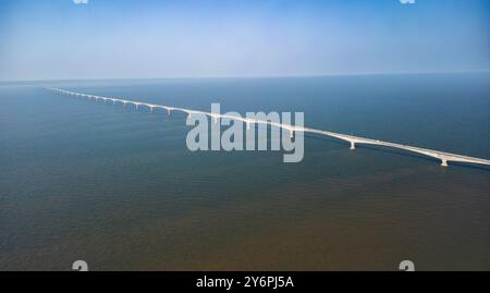 Die Confederation Bridge (französisch Pont de la Confédération) ist eine Kastenträgerbrücke, die den Trans-Canada Highway über die Abegweit Passage führt Stockfoto