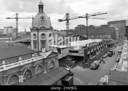 SMITHFIELD MARKET: WIEDERAUFBAU DES GEFLÜGELMARKTES IN LONDON; 22. AUGUST 1962 Stockfoto