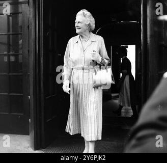 LADY CHURCHILL VERLÄSST DAS MIDDLESEX-KRANKENHAUS NACH EINEM BESUCH DES EHEMANNS WINSTON CHURCHILL / ; 20. AUGUST 1962 Stockfoto