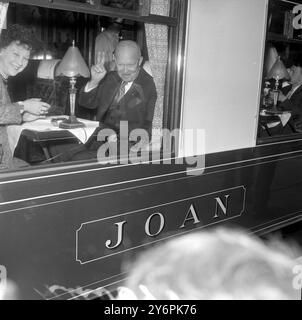 DWIGHT IKE EISENHOWER MIT EHEFRAU MAMIE AR ST PANCRAS STATION IN LONDON / ; 16. AUGUST 1962 Stockfoto