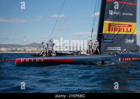 Am ersten Tag des Louis Vuitton America's Cup Finals zwischen dem britischen INEOS-Team und Luna Rossa, das entscheidet, wer im Finale gegen den Titelverteidiger Team New Zealand antritt. Empate entre el equipo INEOS británico y Luna Rossa en el primer día de las finales de la Copa América Louis Vuitton, que decidirá quién se enfrentará en la final al defensor del título, el Team Neuseeland. Auf dem Bild: Luna Rossa Prada Pirelli Team, ineos britannia News Sports -Barcelona, Spanien Donnerstag, 26. September 2024 (Foto: Eric Renom/LaPresse) Stockfoto